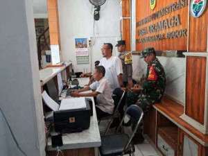 Sinergitas TNI-POLRI Ajak Staf Desa Tingkatkan Keamanan Lewat Patroli Dialogis.