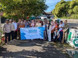 Wujudkan Lingkungan Bersih dan Harmonis, Bhabinkamtibmas Desa Lewimalang Ikuti Kerja Bakti BBGRM.