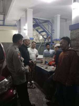 Bhabinkamtibmas Polsek Cisarua Tingkatkan Keamanan Lingkungan Lewat Patroli Pos Kamling.