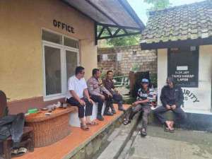 Bhabinkamtibmas Desa Tugu Utara Polsek Cisarua Lakukan Sambang Dialogis, Imbau Warga Jaga Kamtibmas.