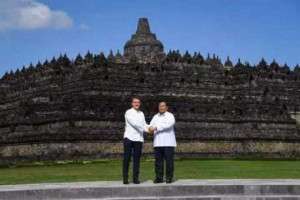 Momen Langka, Presiden Prancis Kunjungi Borobudur Disopiri Prabowo