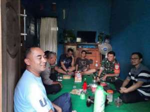 Sinergitas TNI-POLRI di Desa Bitungsari, Bhabinkamtibmas dan Babinsa Sambangi Warga Sampaikan Pesan Kamtibmas.