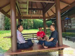 Dekatkan Diri dengan Warga, Aiptu Dedi Koswara Bhabinkamtibmas Desa Cilember Ajak Warga Cilember Waspada Gangguan Kamtibmas.
