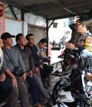 Bhabinkamtibmas Polsek Ciawi Sambang Pangkalan Ojek, Himbau Antisipasi Pak Ogah, Joki, dan Premanisme.