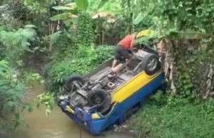 Angkot Cikampek-Purwakarta Terjun ke Kali Diseruduk Truk