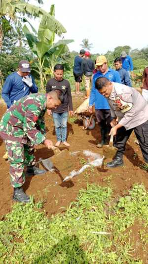 Bhabinkamtibmas dan Babinsa Desa Sukamahi Bersinergi Membantu Warga Pelebaran Jalan Umum.