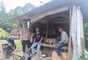 Bhabinkamtibmas Desa Tugu Utara Sampaikan Pesan Kamtibmas Kepada Penjaga Parkir Camping Ground Bukit Cita Cita.