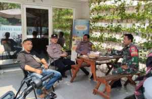 Bhabinkamtibmas Polsek Parungpanjang Sambangi Warga Dan Berikan Imbauan Kamtibmas Untuk Ciptakan Situasi Kondusif.