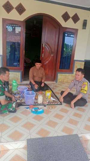 Bhabinkamtibmas Dan Babinsa Melaksanakan Giat Anjangsana Warga Sampaikan Pesan Harkamtibmas.