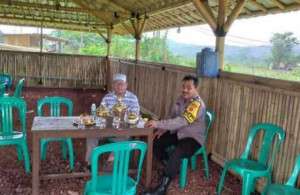 Bhabinkamtibmas Polsek Parungpanjang Polres Bogor Sambangi Warga Desa Cikuda dan Sampaikan Himbauan Kamtibmas.