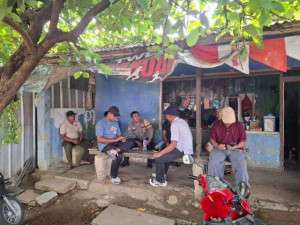 Bhabinkamtibmas Polsek Klapanunggal Sambang Dengan Warga Masyarakat Desa Kembangkuning Kecamatan Klapanunggal.