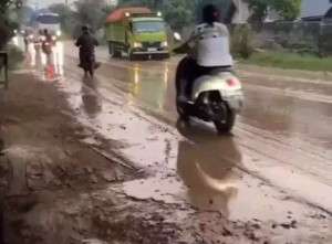 Bisa Picu Kecelakaan, Warga Lebak Keluhkan Truk Tanah Sebabkan Jalan Licin