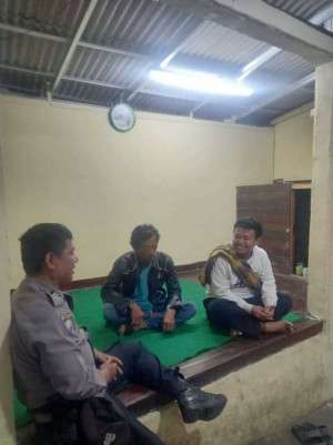 Bhabinkamtibmas Polsek Megamendung Sambangi Satkamling, Sampaikan Pesan.