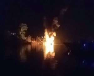 Tongkang Angkut Minyak Ilegal Terbakar di Sungai Tanjung.