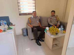 Bhabinkamtibmas Desa Kopo Sambangi Warga, Sosialisasikan Kamtibmas dan Ciptakan Rasa Aman.