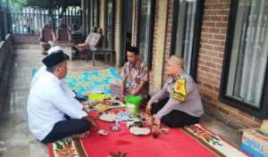Bhabinkamtibmas Polsek Klapanunggal Sambang warga desa Klapanunggal dan Sampaikan Himbauan Kamtibmas.