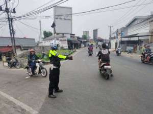 Anggota Polsek Ciampea Polres Bogor Laksanakan Pengaturan Lalu Lintas untuk Ciptakan Kamseltibcarlantas.