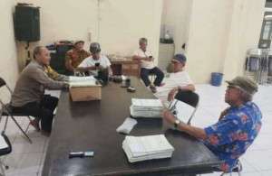 Sinergitas Polri Warga Polsek Dramaga Desa Cikarawang Sambang Staf Desa/Warga Dialog Ajak Jaga Kondusifitas Cegah Gangguan Kamtibmas.