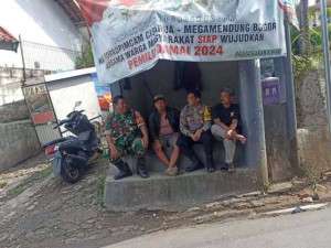 TNI-POLRI Bersinergi Wujudkan Lingkungan Aman di Desa Citeko.