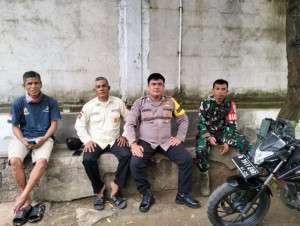 Bhabinkamtibmas Polsek Parung bersinergi dengan TNI menjalin kedekatan Dengan masyarakat Desa binaan.
