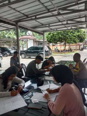 Bhabinkamtibmas Desa Cipayung Girang Bantu Warga Pembuatan SKCK di Polsek Megamendung.