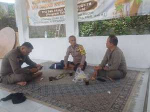 Bhabinkamtibmas Kelurahan Cisarua Sambang Warga, Perkuat Silaturahmi dan Pesan Kamtibmas.