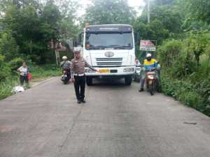 Wujudkan Kamseltibcarlantas, Anggota Polsek Ciampea Polres Bogor Laksanakan Pengaturan Lalu Lintas Sore Hari.