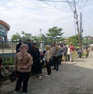 Peduli Lingkungan, Polsek Megamendung Bersama Warga Tanam Pohon dan Bersihkan Sungai.