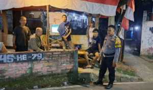 Bhabinkamtibmas Polsek Ciampea Laksanakan Kontrol Petugas Ronda Malam untuk Sampaikan Pesan Kamtibmas.