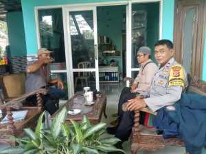 Bhabinkamtibmas Polsek Ciawi Polres Bogor Laksanakan Anjangsana Kamtibmas Kepada Tokoh Masyarakat dan Warga Desa Banjarsari.