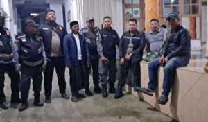 Bhabinkamtibmas Polsek Megamendung bersama Linmas patroli malam takbir Idul Adha 1446 H untuk cegah kejahatan.