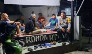 Bhabinkamtibmas Polsek Ciampea Kontrol Ronda Malam, Sampaikan Pesan Kamtibmas Untuk Cegah Gangguan Kamtibmas.