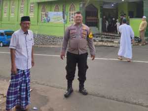Bhabinkamtibmas Polsek Ciawi giat pengamanan Sholat idul adha 1446 H serta memberi pesan kamtibmas.