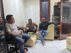 Dekatkan Diri dengan Warga, Bhabinkamtibmas Desa Tugu Utara Ajak Warga Jaga Kamtibmas.
