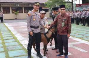 Kapolres Purworejo Serahkan Hewan Kurban kepada Masyarakat, Wujud Kepedulian di Hari Raya Idul Adha