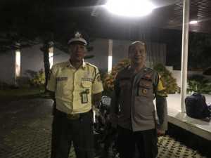 Bhabinkamtibmas Polsek Cisarua kontrol poskamling dan sampaikan pesan kamtibmas kepada warga.
