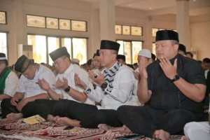 Kapolda Jabar dan Masyarakat Shalat Idul Adha 1446 H di Masjid Al Amman, Jaga Semangat Kebersamaan Serta Berbagi.
