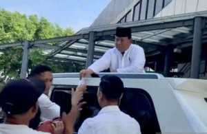 Prabowo Bagi-bagi Amplop ke Pedagang Depan Istiqlal Usai Salat Iduladha
