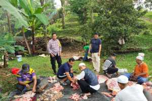 Bhabinkamtibmas Desa Cilember Berikan Himbauan Kamtibmas dan Pengamanan Pendistribusian Daging Kurban.