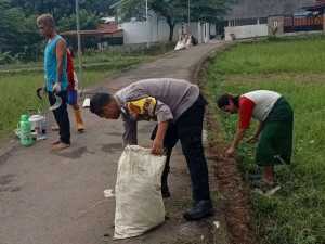 Bhabinkamtibmas Desa Kalongliyud Ikut Serta dalam Kegiatan Jumat Bersih, di Idul adha 1446 H.