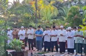 Jokowi Sempatkan Sarapan Bersama Warga Usai Salat Iduladha