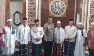 Kapolsek Cibungbulang Bersama Anggota Laksanakan Silaturahmi dengan Tokoh Masyarakat pada Hari Raya Iduladha 1446 H.