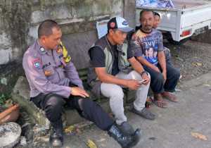 Bhabinkamtibmas Polsek Dramaga Sambangi Warga Desa Binaan Tingkatkan Keamanan Lewat Patroli Dialogis Dengan Warga.