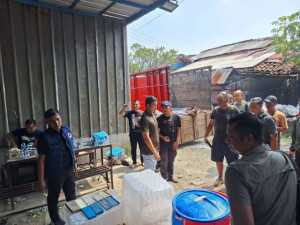 Gercep Operasi Gabungan Sat Narkoba Polresta Bogor Kota dan Polres Bogor Gerebek Gudang Produksi Miras Ilegal.
