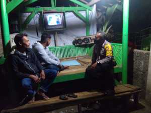 Bhabinkamtibmas Polsek Ciawi Gencar Sambang Pos Kamling, Sampaikan Pesan Kamtibmas.
