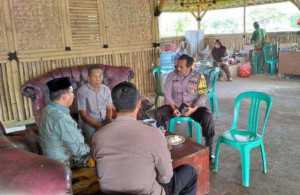 Bhabinkamtibmas Aiptu Soma Sambangi Warga, Tegaskan Pentingnya Menjaga Kamtibmas di Desa Cikuda.