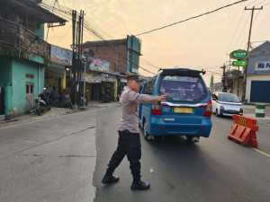 Polsek Ciampea Tingkatkan Pelayanan Masyarakat Lewat Pengaturan Lalu Lintas Pagi Hari.