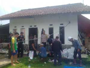 Bhabinkamtibmas Kelurahan Cisarua Polsek Cisarua Sampaikan Himbauan Kamtibmas dan Pastikan Pengamanan Pendistribusian Daging Kurban.