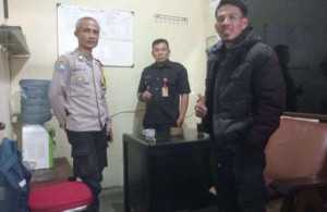 Bhabinkamtibmas Polsek Cisarua Polres Bogor Gelar Sambang dan Cek Pos Kamling di Kampung Kebon Jae.