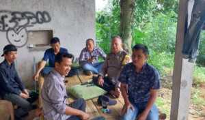 Bhabinkamtibmas Desa Mekarsari Polsek Rumpin Sambang Warga, Berikan Himbauan Kamtibmas.